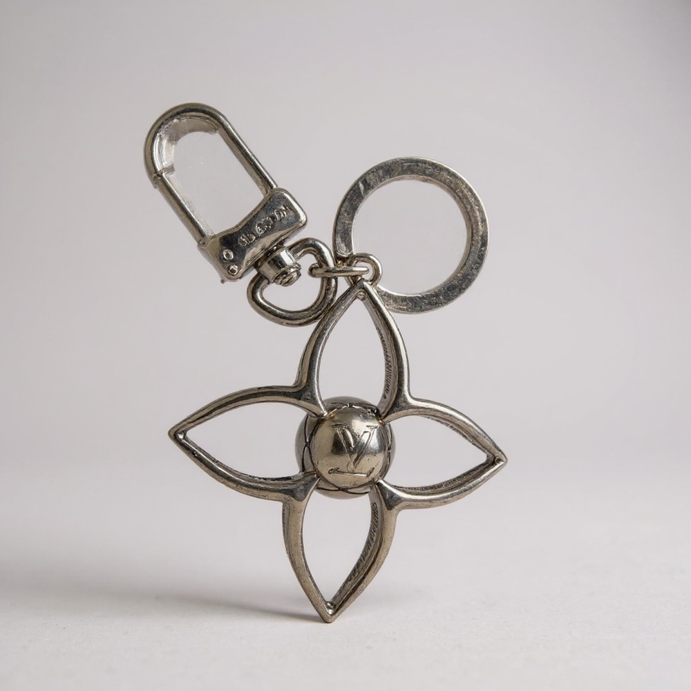 Lv Sphere Keychain/Bag Charm key holder SLIVERS 4 petal metal  luxury jewelry